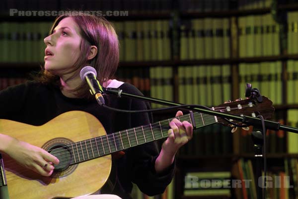 ALDOUS HARDING - 2016-03-23 - PARIS - L'Archipel (26 bis rue de Saint Petersbourg) - Hannah Sian Topp